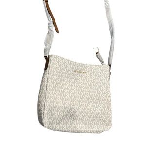 Michael Kors Jet Set Travel Large Messenger Bag in Vanilla